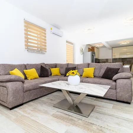 The Place Okrug Gornji Trogir