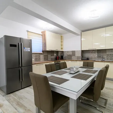 The Place Okrug Gornji Τρογκίρ