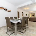 The Place Okrug Gornji アパート トロギール