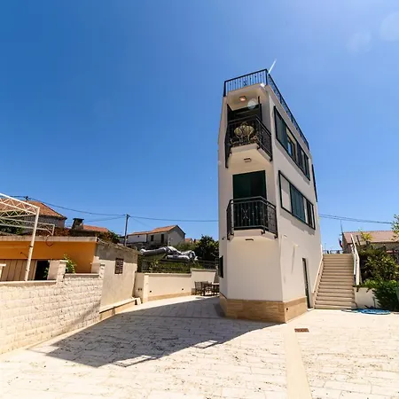 The Place Okrug Gornji * トロギール